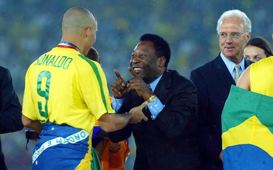 Ronaldo e Pelé após a final da Copa do Mundo de 2002, no Japão. (Foto: Juca Varella/Folhapress)