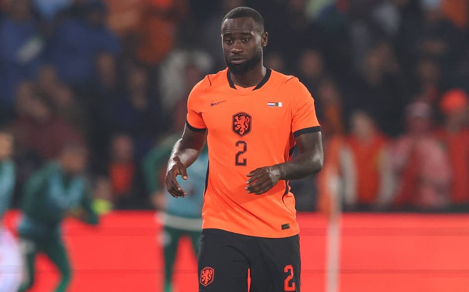 Geertruida com a camisa da seleção da Holanda (Foto: IMAGO/Folhapress)