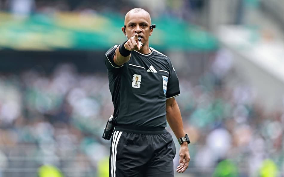 Árbitro brasileiro recebe convite de empresa após viralizar falando inglês na estreia da Copa