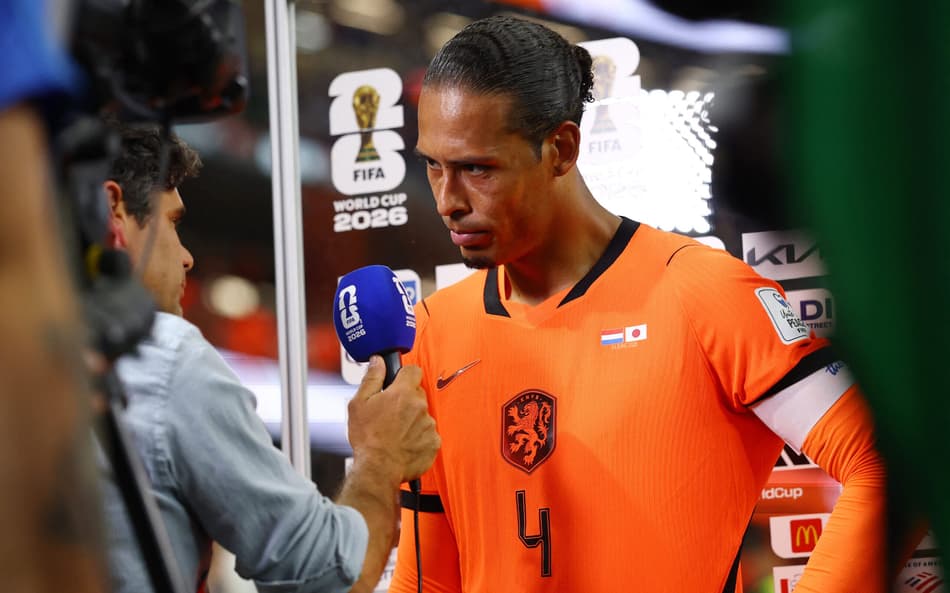 Van Dijk critica excesso de protocolos técnicos (Foto: REUTERS/Hannah Mckay/FolhaPress)