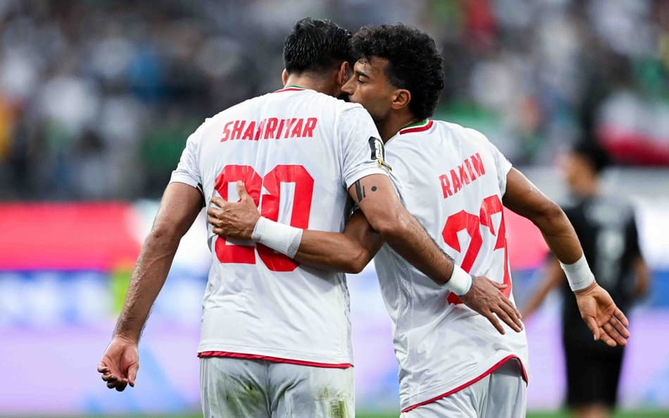 Jogadores do Irã durante estreia na Copa do Mundo em duelo contra a Nova Zelândia. (Foto: Fotoarena/Folhapress)