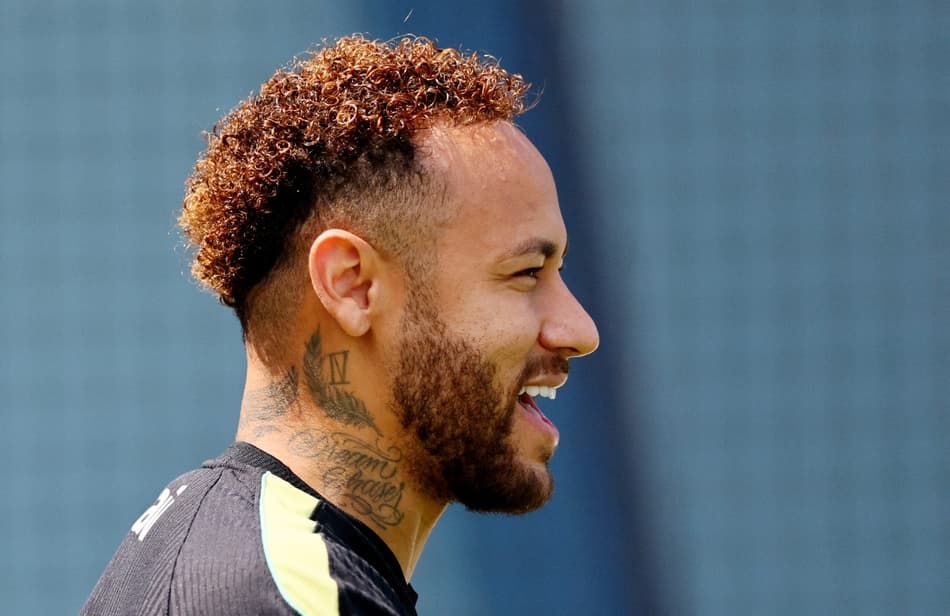 Neymar sorri em seu retorno aos treinos na Seleção Brasileira nos EUA
