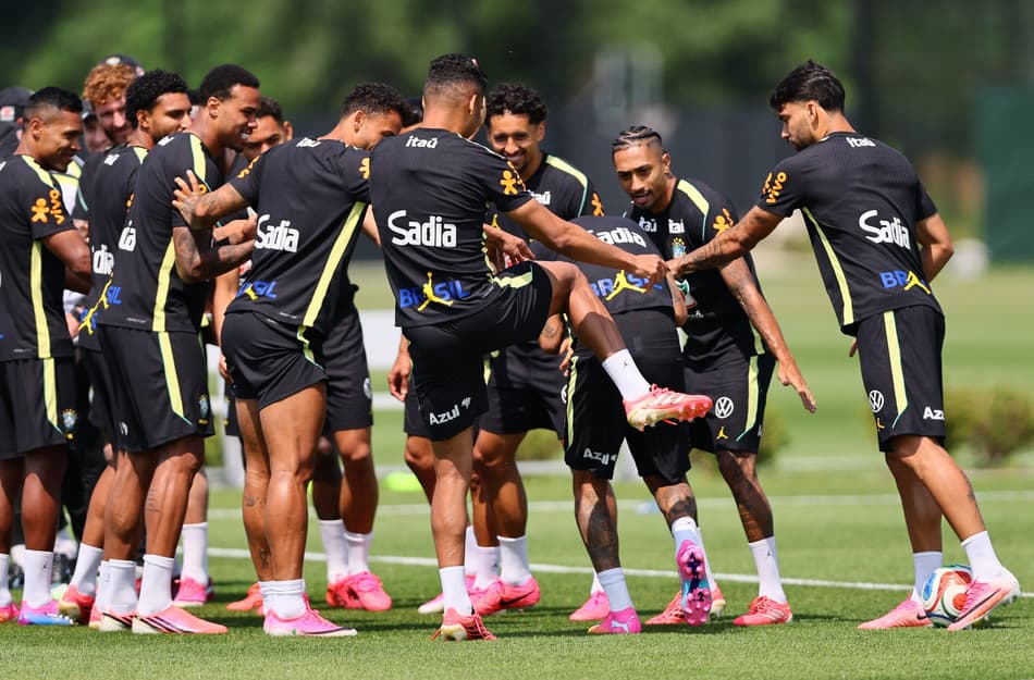 Neymar é recebido por companheiros com ‘festa’ em treino da Seleção Brasileira