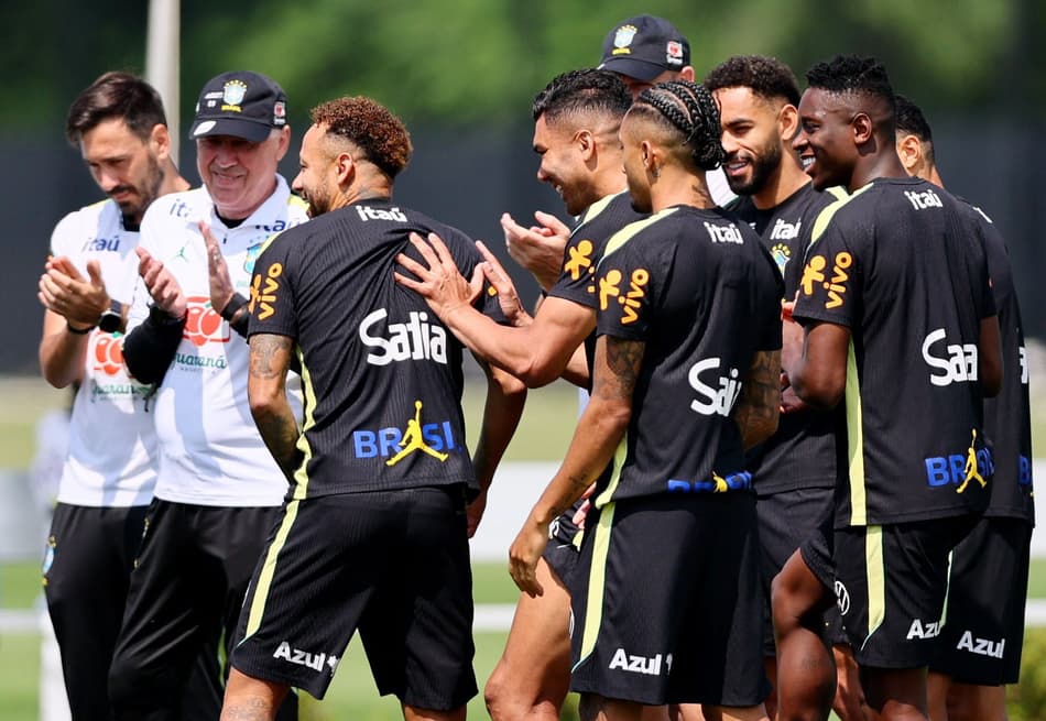Neymar passa por corredor polonês em seu retorno aos treinos na Seleção Brasileira nos EUA