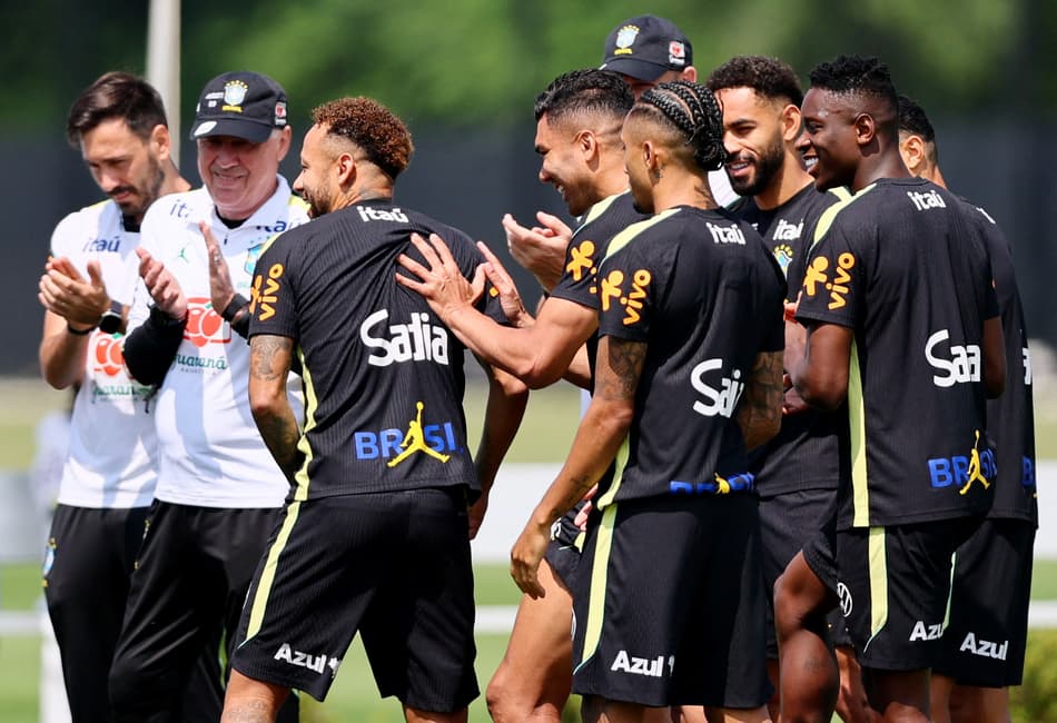 Neymar passa por corredor polonês em seu retorno aos treinos na Seleção Brasileira nos EUA