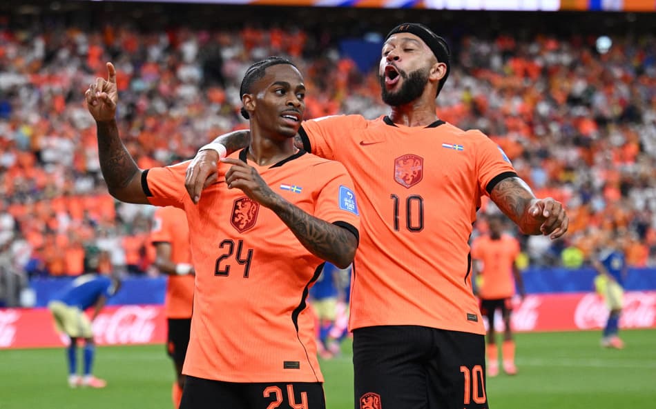 Memphis Depay participa diretamente de gol na vitória da Holanda (Foto: REUTERS/Annegret Hilse)