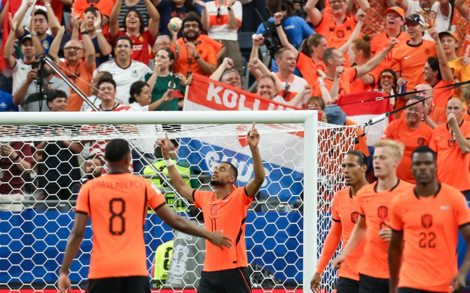 Jogadores da Holanda comemoram a goleada sobre a Suécia (Foto: Leo Barrilari/Sports Press Photo/Fotoarena/Folhapress)