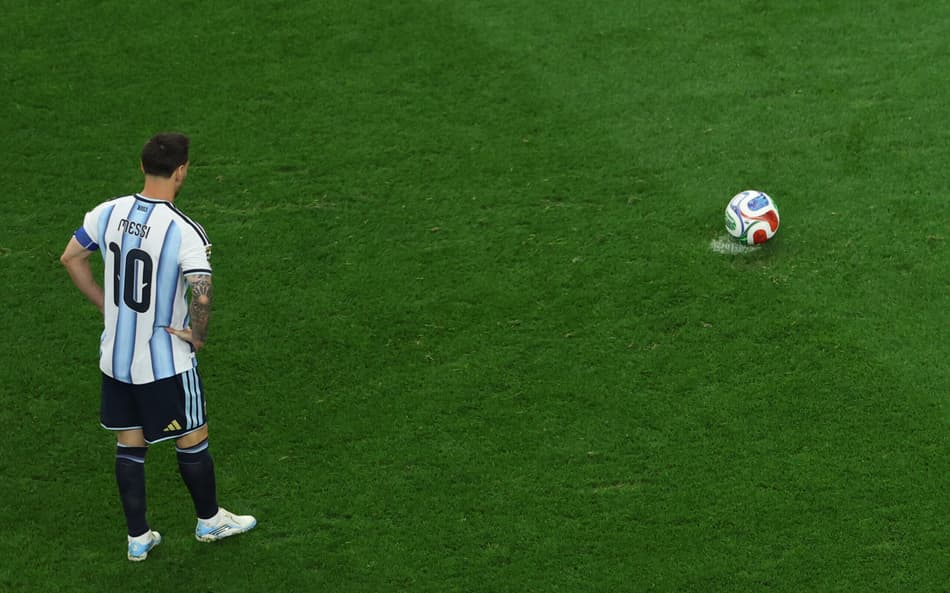 Após superar pênalti perdido, Messi supera recorde de gols na Copa do Mundo. (Foto: Agência Efe/Folhapress)