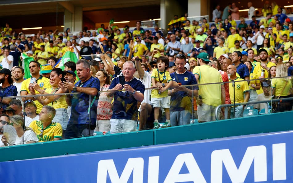 Torcida no Hard Rock Stadium (IMAGN IMAGES via Reuters/Nathan Ray Seebeck)