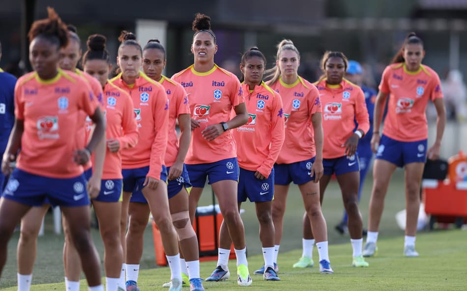 Amanda Gutierres e Tainá Maranhão durante treino da Seleção Brasileira em São Paulo. (Lívia Villas Boas/CBF)