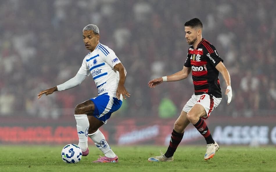 Matheus Pereira, do Cruzeiro, e Jorginho, do Flamengo, no Maracanã (Foto: Thaís Magalhães/Cruzeiro)