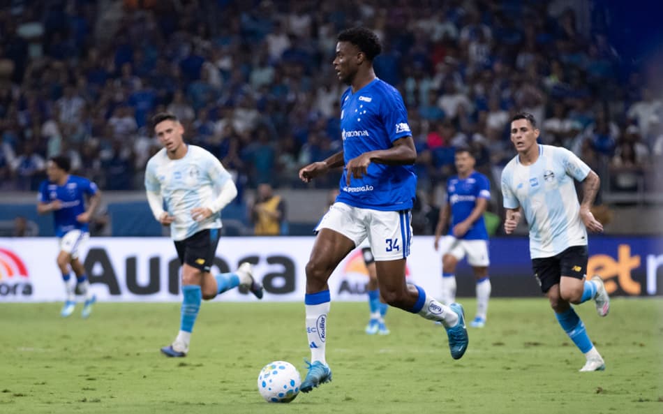 Jonathan Jesus conduz bola em jogo no Mineirão