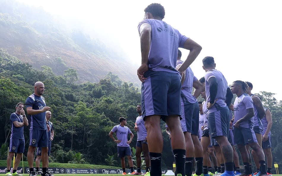 Franclim Carvalho com o elenco do Botafogo (Foto: Vítor Silva/Botafogo)