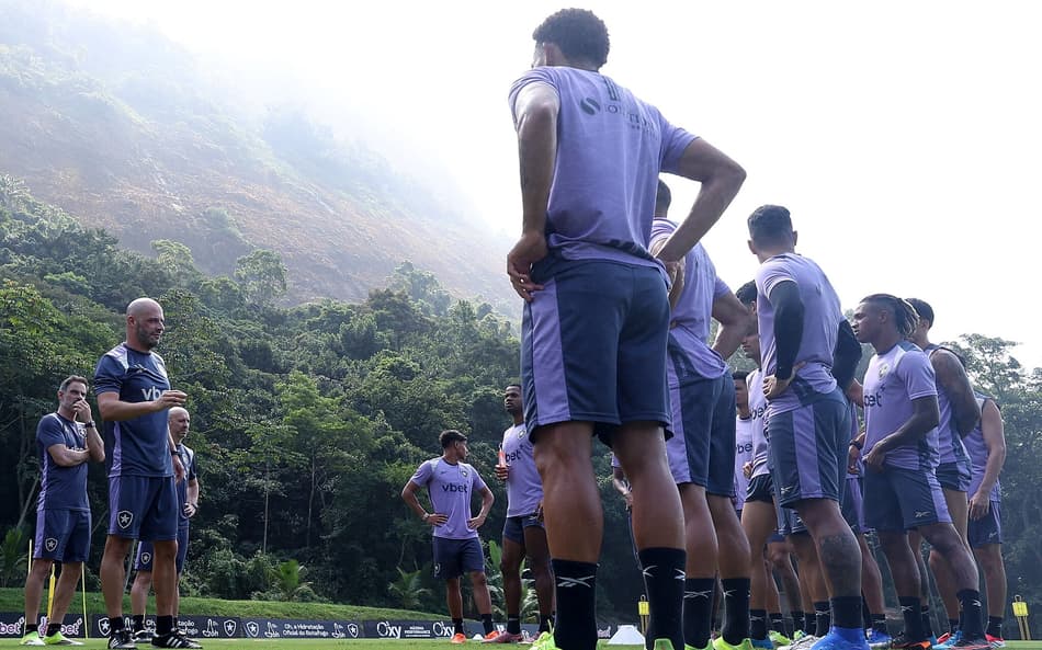 Franclim Carvalho com o elenco do Botafogo (Foto: Vítor Silva/Botafogo)