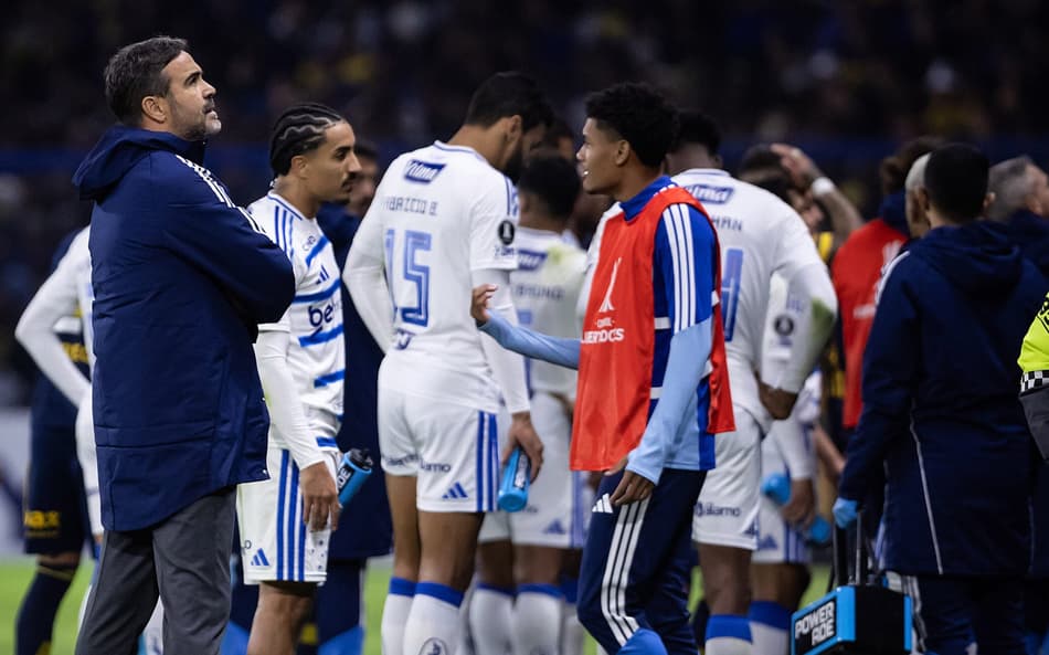 Técnico Artur Jorge conversa com jogadores do Cruzeiro
