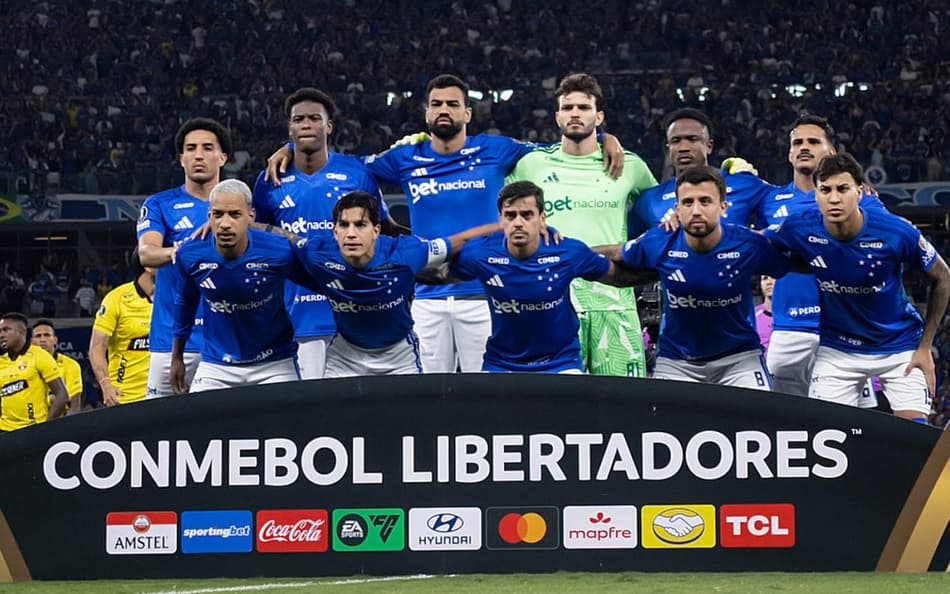Jogadores do Cruzeiro perfilados em jogo pela Libertadores
