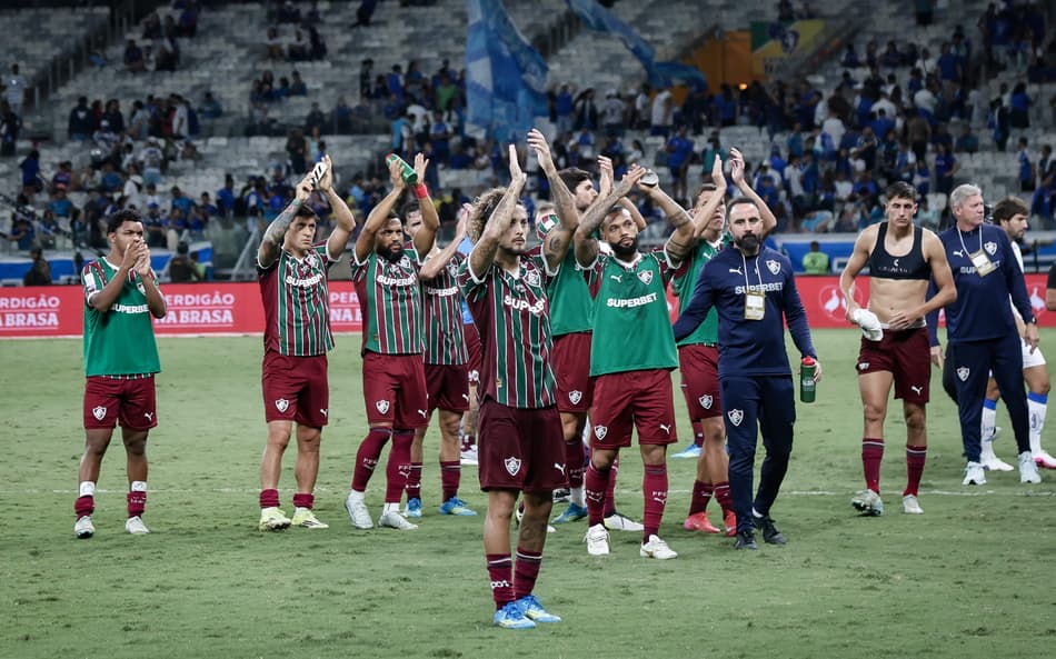 Elenco do Fluminense aplaude torcida no Mineirão (Foto: Marcelo Gonçalves/Fluminense FC)