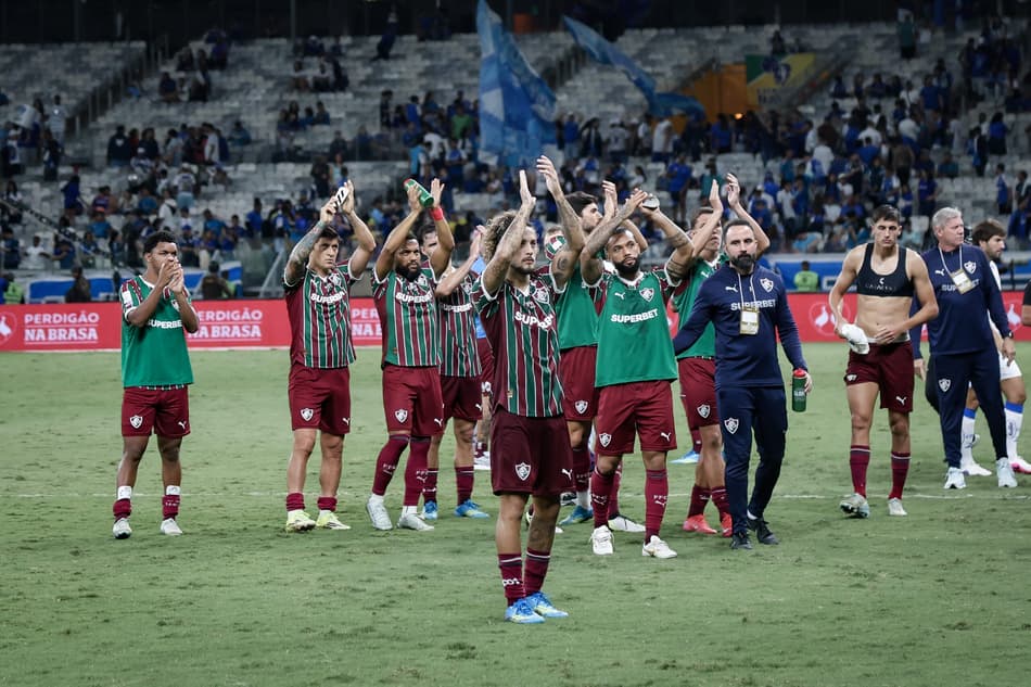 Elenco do Fluminense aplaude torcida no Mineirão (Foto: Marcelo Gonçalves/Fluminense FC)