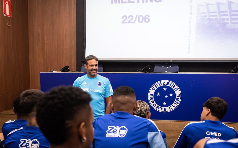 Artur Jorge na sala de imprensa da Toca da Raposa II (Foto: Gustavo Aleixo/Cruzeiro)