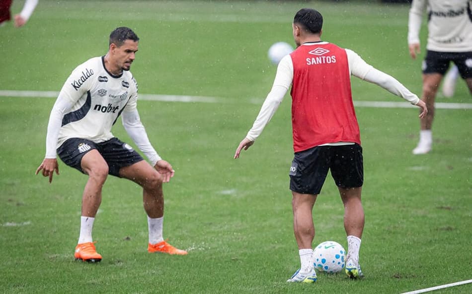 Lucas Veríssimo em treino do Santos no CT Rei Pelé. (Foto: Raul Baretta/ Santos FC)