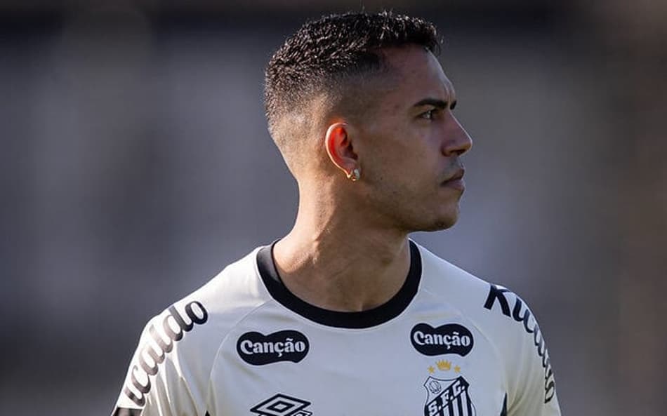 Igor Vinicius durante treino do Santos no CT Rei Pelé. (Foto: Raul Baretta/ Santos FC)