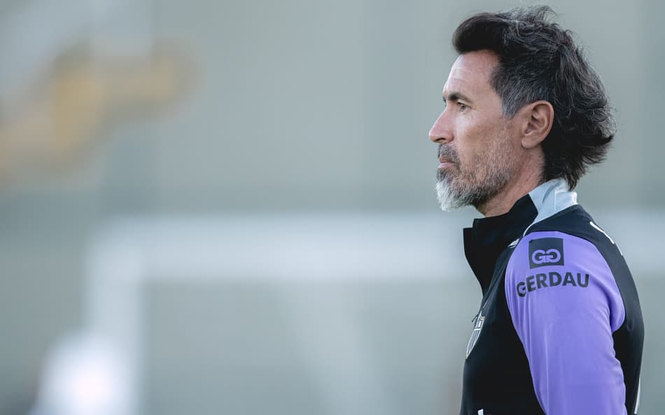 Eduardo Domínguez comanda treino na Cidade do Galo