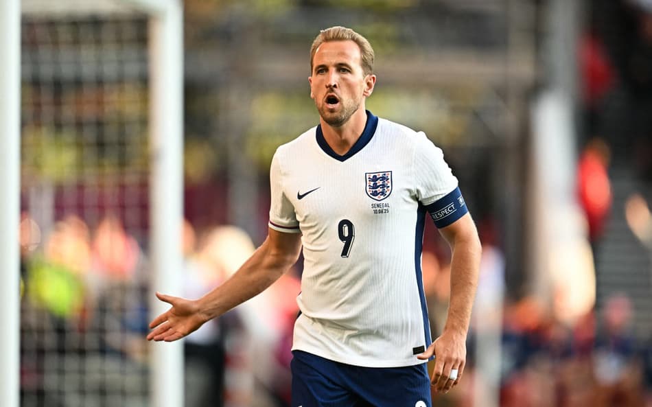 Harry Kane comemora gol da Inglaterra sobre Senegal