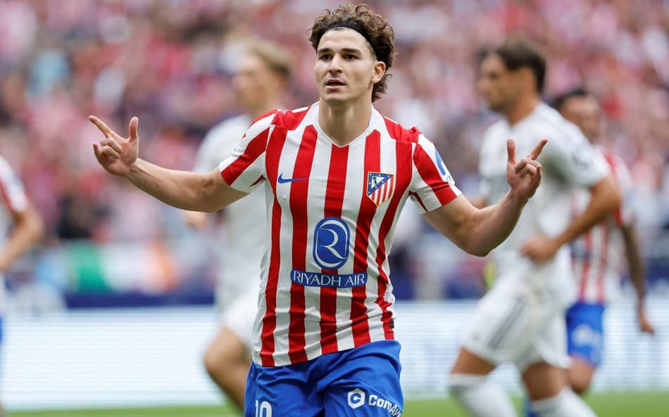 Julián Alvarez comemora gol na goleada do Atletico de Madrid sobre o Real Madrid pelo Campeonato Espanhol (foto: Oscar Del Pozo / AFP)