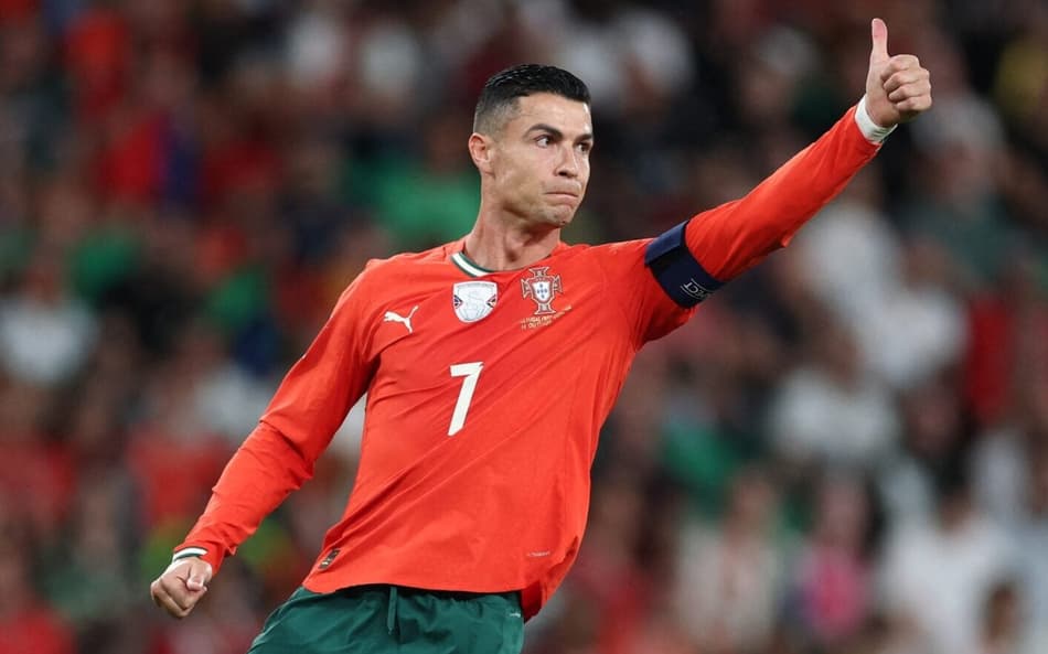 Cristiano Ronaldo em ação na partida entre Portugal e Irlanda (Foto: Patricia de Melo Moreira / AFP)