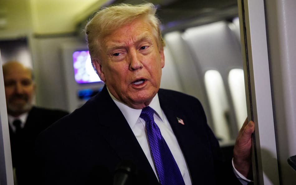 O presidente dos EUA, Donald Trump, conversa com jornalistas a bordo do Air Force One a caminho da Flórida, em 6 de fevereiro de 2026. (Foto: Samuel Corum/Getty Images/AFP)
