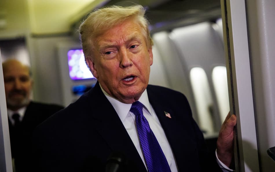 O presidente dos EUA, Donald Trump, conversa com jornalistas a bordo do Air Force One a caminho da Flórida, em 6 de fevereiro de 2026. (Foto: Samuel Corum/Getty Images/AFP)