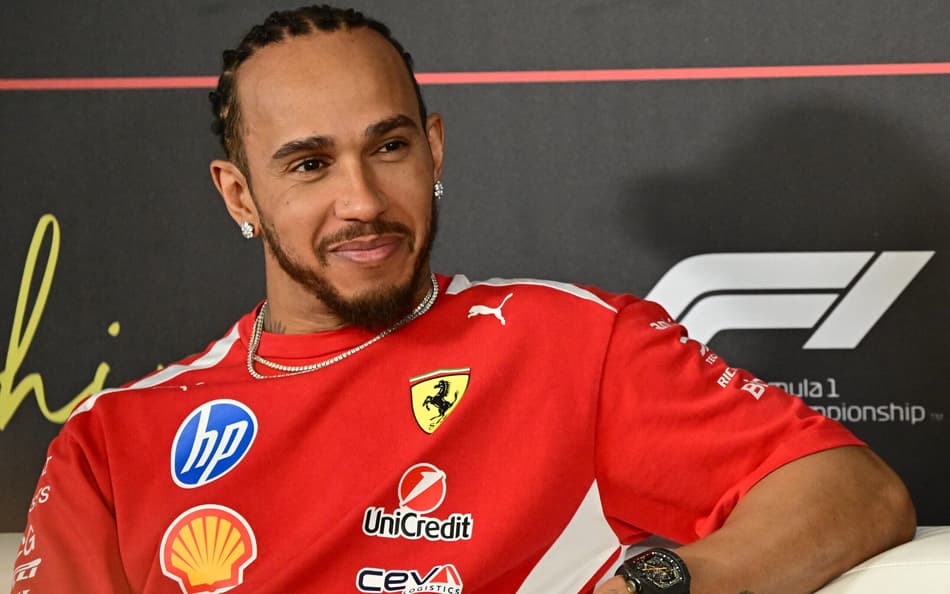Lewis Hamilton, durante coletiva no primeiro dia do segundo teste de pré-temporada da Fórmula 1 no Circuito Internacional do Bahrein, em Sakhir, em 18 de fevereiro de 2026 (Foto: Giuseppe Cacace/AFP)