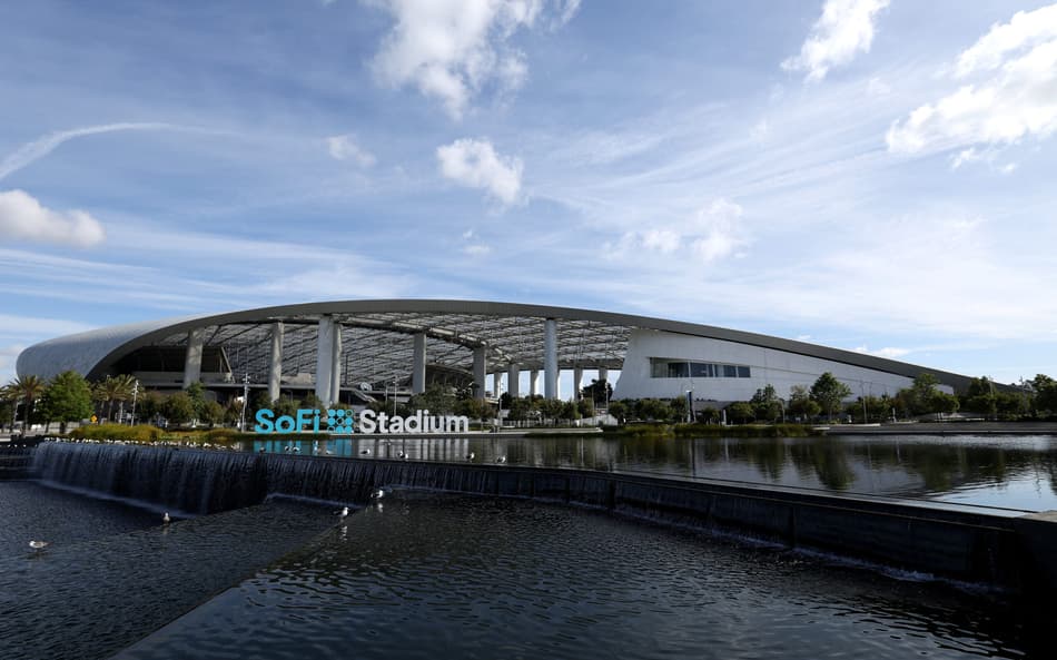Fachada do SoFi Stadium em preparação para a Copa do Mundo FIFA 2026, na Califórnia. (Foto: Luke Hales/Getty Images/AFP)