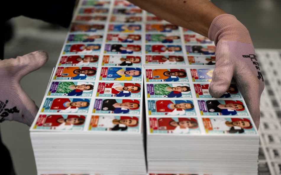 Funcionário prepara pacotes de figurinhas da Copa de 2026 na fábrica da Panini, em Modena, na Itália. (Foto: Marco Bertorello/AFP)