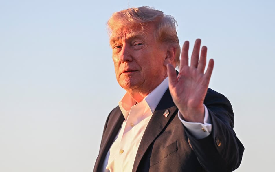 Donald Trump desembarca do Air Force One em Maryland após passar o fim de semana na Flórida. (Foto: Roberto Schmidt/Getty Images/AFP)