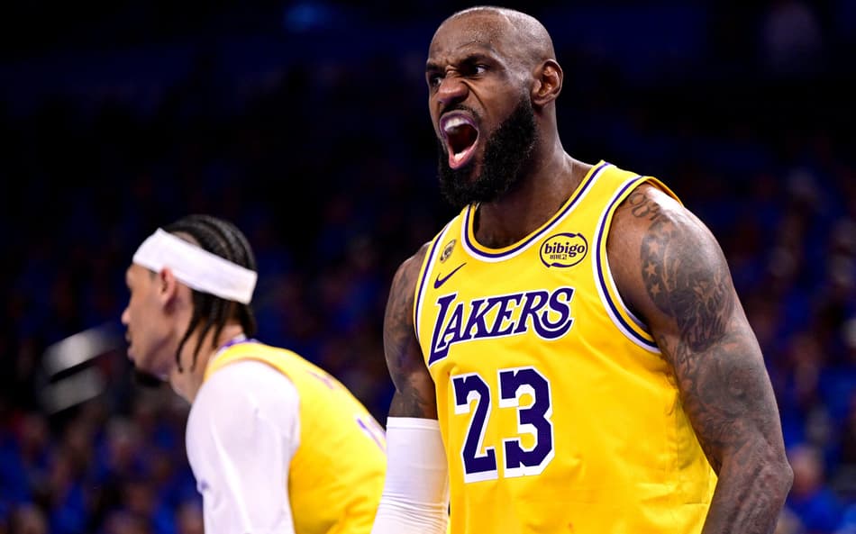 LeBron James em ação na semifinal da Conferência Oeste da NBA 2025/26 (Foto: JOSHUA GATELEY / GETTY IMAGES)