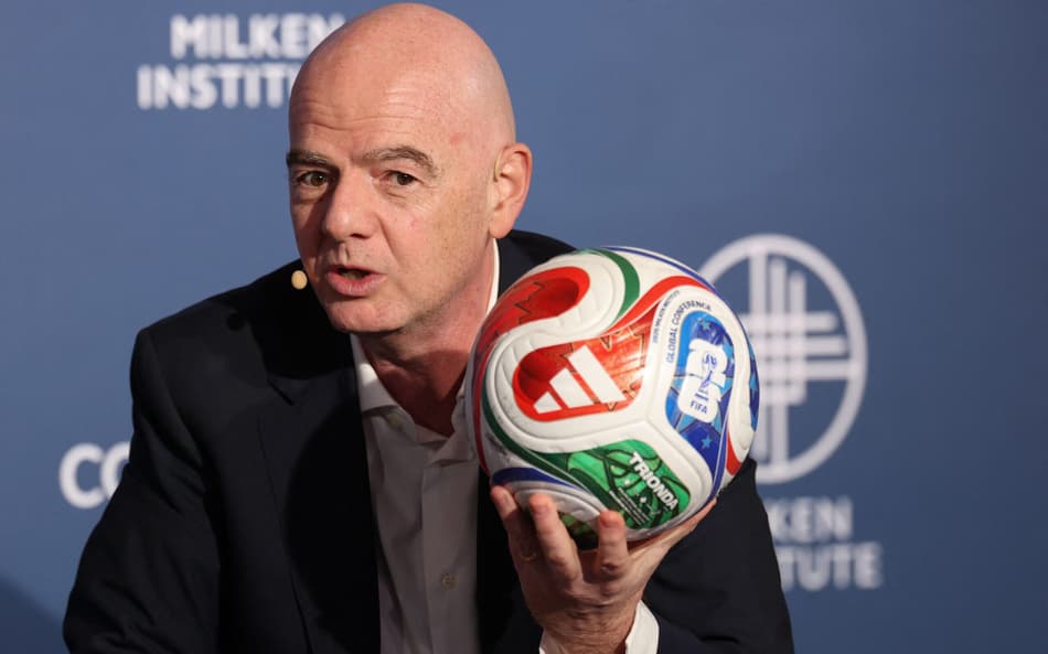 Gianni Infantino, presidente da FIFA, discursa na Conferência Global do Milken Institute em Beverly Hills, Califórnia. (Foto: Patrick T. Fallon/AFP)