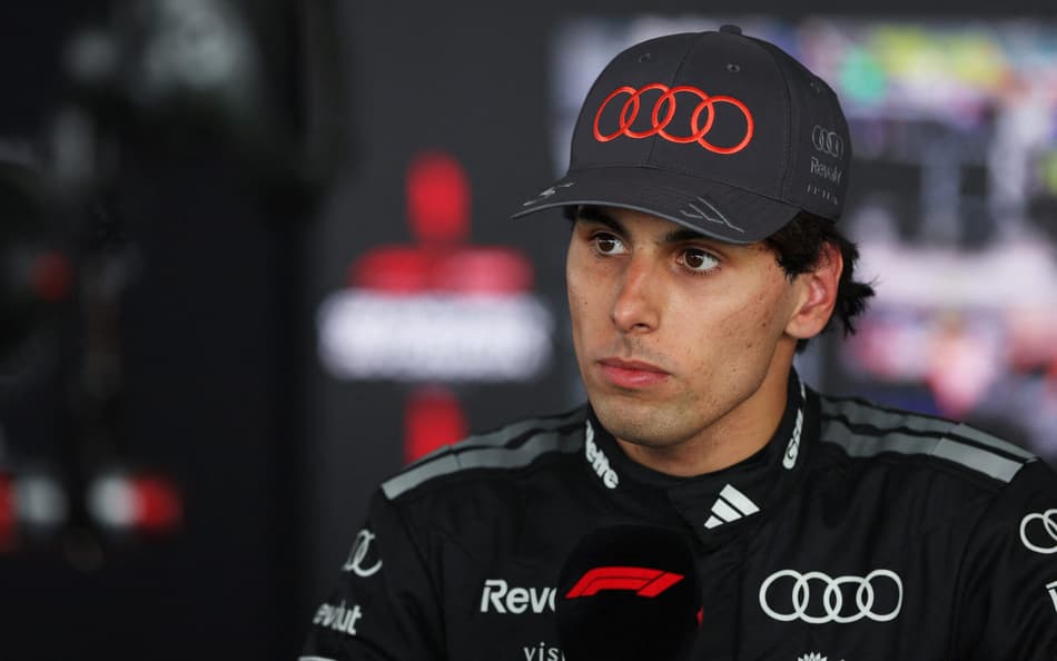 O brasileiro Gabriel Bortoleto, 13º colocado no treino de classificação e piloto da Audi F1 Team, é entrevistado após a sessão qualificatória antes do Grande Prêmio do Canadá de Fórmula 1 no Circuito Gilles-Villeneuve, em Montreal, Quebec (Foto: Peter Fox / Getty Images via Afp)
