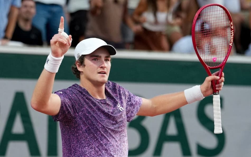 João Fonseca celebra a virada sobre o croata Dino Prizmic em Roland Garros (Foto: Dimitar DILKOFF / AFP)