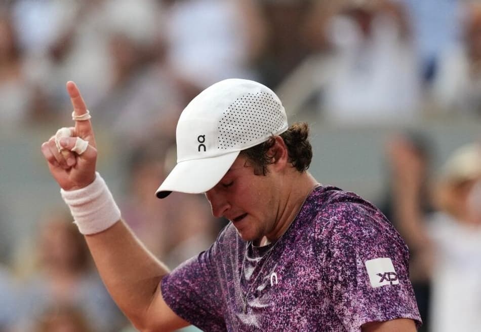 O brasileiro João Fonseca comemora ponto na virada épica sobre o sérvio Novak Djokovic (Foto: Dimitar DILKOFF / AFP)
