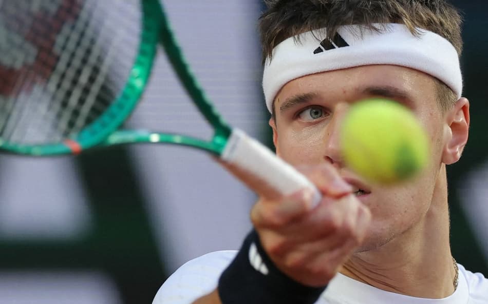 O tcheco Jakub Mensik na vitória sobre o russo Andrey Rublev em Roland Garros (Foto: Thomas SAMSON / AFP)