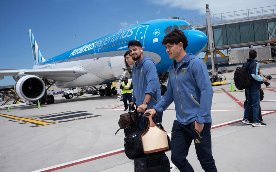 Flaco López e Agustín Giay chegam ao Aeroporto Internacional de Kansas City, nos Estados Unidos para se instalarem antes da Copa