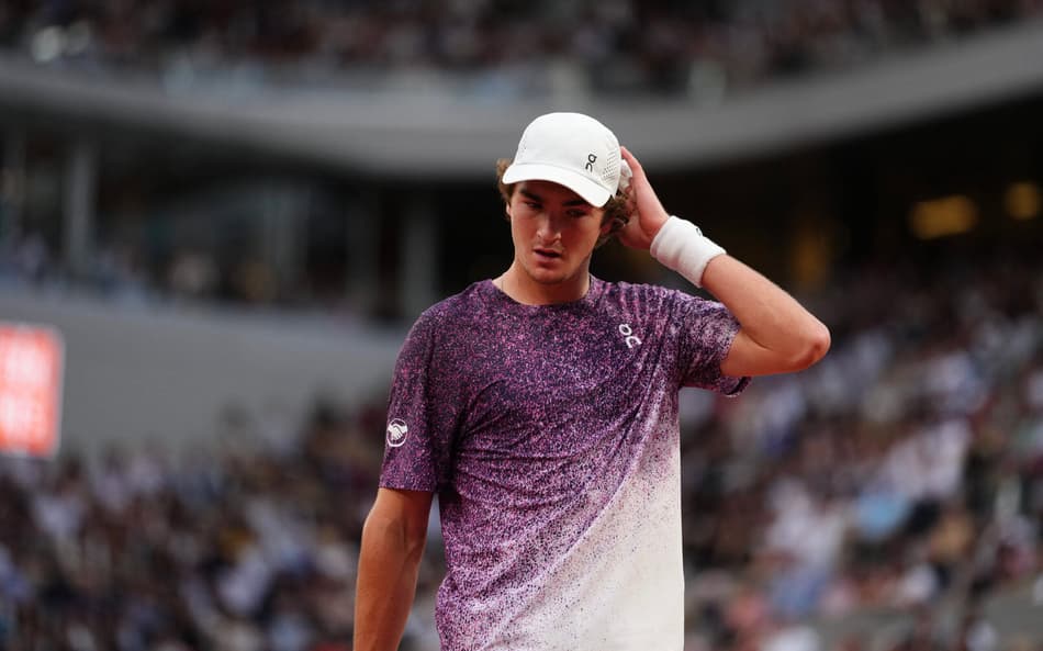 João Fonseca em jogo contra Casper Ruud nas quartas de final de Roland Garros (Foto: DIMITAR DILKOFF / AFP)