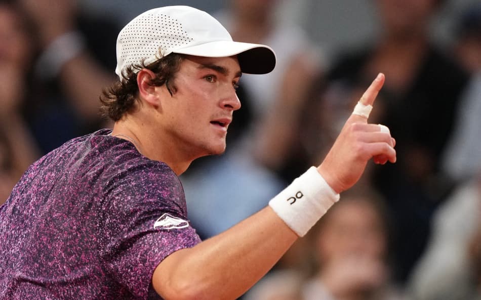 João Fonseca na vitória sobre o norueguês Casper Ruud em Roland Garros (Foto: Dimitar DILKOFF / AFP)