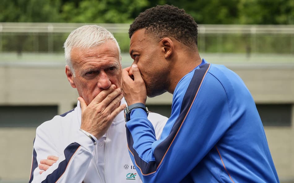 Mbappé e Didier Deschamps durante preparação da seleção francesa para a Copa do Mundo (Foto: Thomas Padilla / POOL / AFP)
