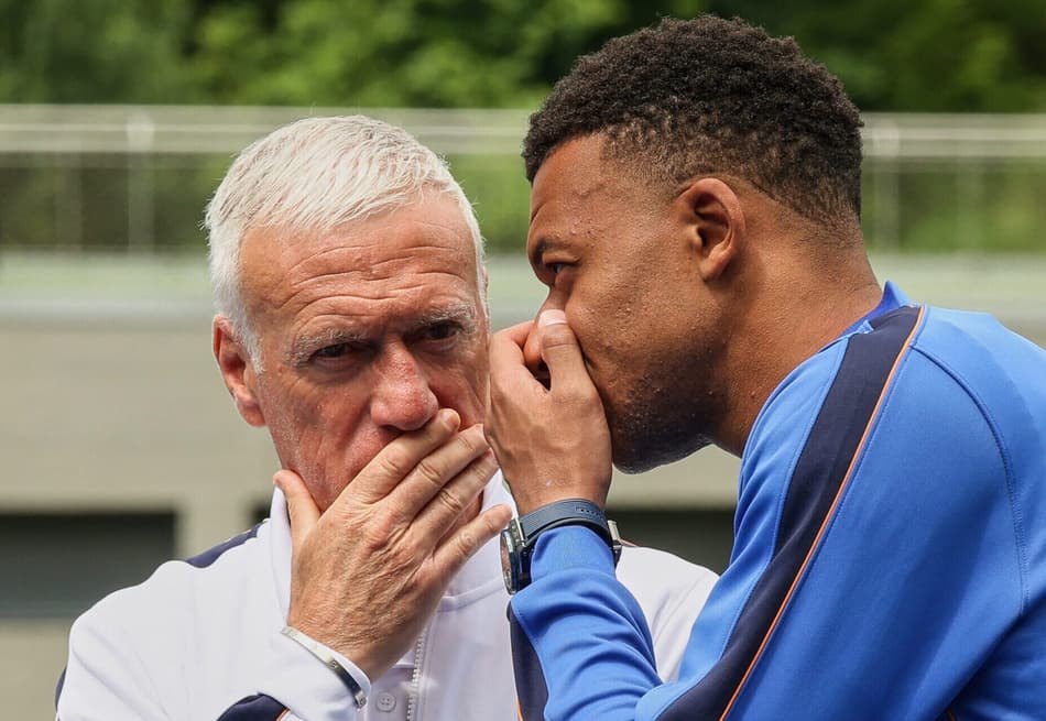 Mbappé e Deschamps na apresentação da França (Foto: Thomas Padilla / POOL / AFP)