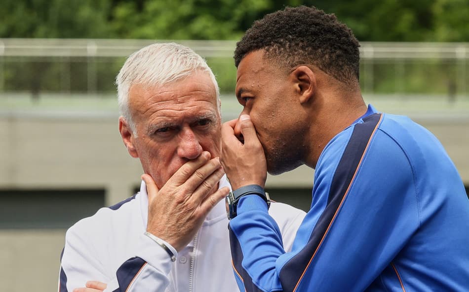 Mbappé e Deschamps na apresentação da França (Foto: Thomas Padilla / POOL / AFP)
