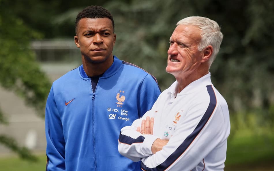Mbappé e Deschamps na apresentação da França (Foto: Thomas Padilla / POOL / AFP)