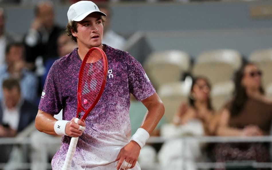 João Fonseca na derrota para o tcheco Jakub Mensik em Roland Garros (Foto: Thomas SAMSON / AFP)