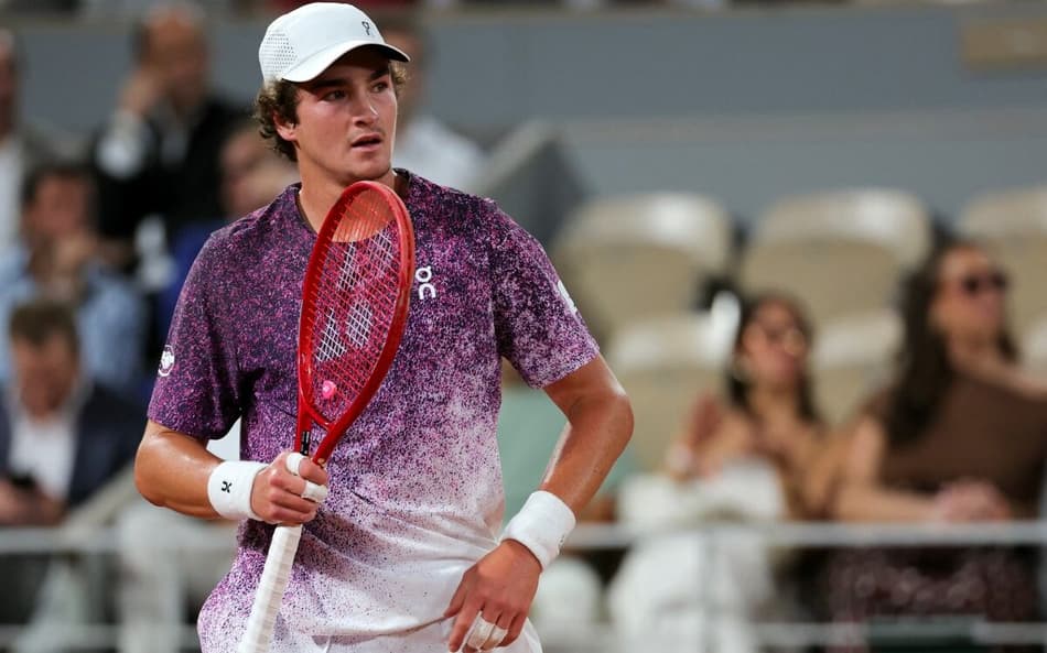 João Fonseca na derrota para o tcheco Jakub Mensik em Roland Garros (Foto: Thomas SAMSON / AFP)